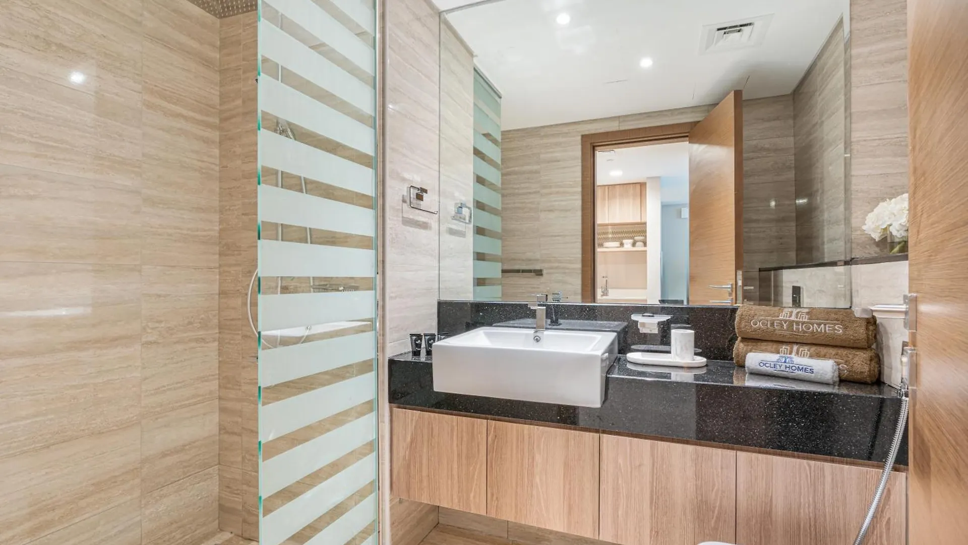 Elegantly Furnished Missoni Home With Canal Views ドバイ アパート